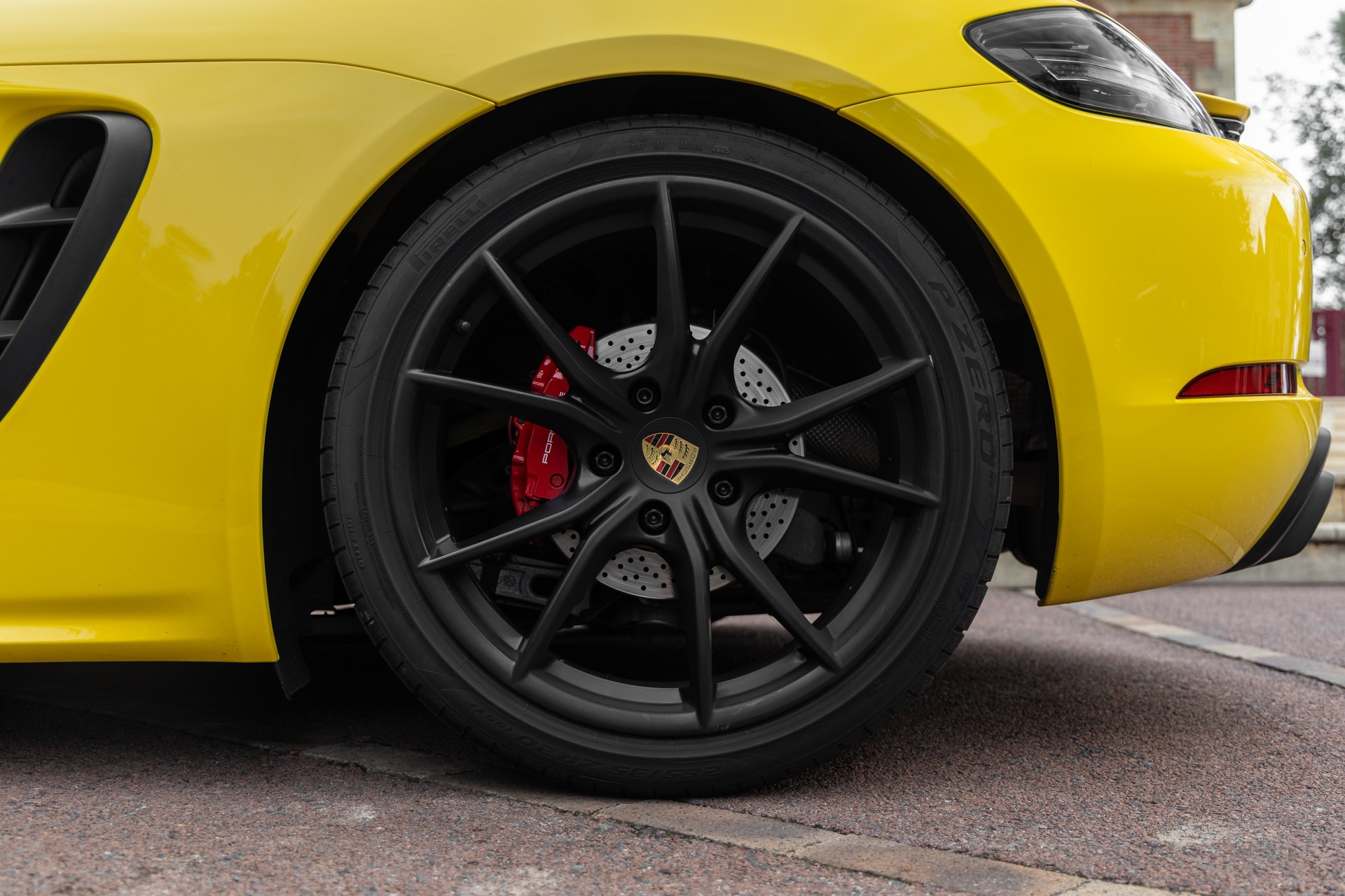 Jantes noires avec étriers rouges – PORSCHE – 718 CAYMAN – 2018 – Jaune Racing – 51 900 km – 365 ch – Flat 4 turbo – Transmission : Automatique – Origine Allemagne – Privaty Cars – Véhicules de sport et de luxe d’occasion en Nouvelle-Aquitaine