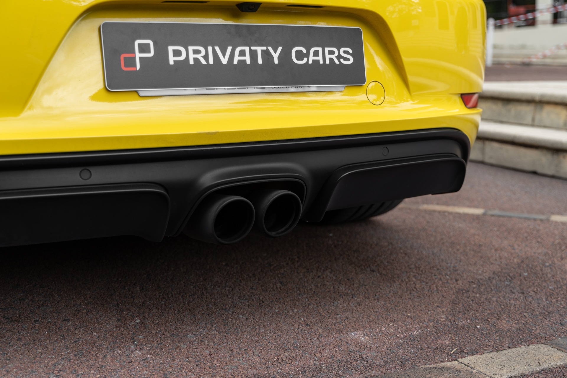 Échappement à triple sortie – PORSCHE – 718 CAYMAN – 2018 – Jaune Racing – 51 900 km – 365 ch – Flat 4 turbo – Transmission : Automatique – Origine Allemagne – Privaty Cars – Achat et vente de voitures de sport d’occasion en Nouvelle-Aquitaine