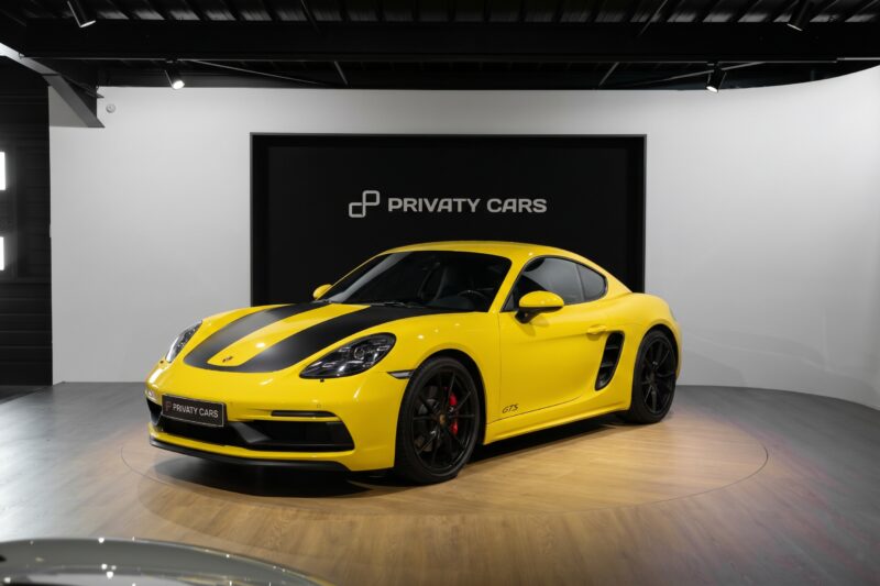 À vendre – PORSCHE – 718 CAYMAN – 2018 – Jaune Racing – 51 900 km – 365 ch – Flat 4 turbo – Transmission : Automatique – Photo principale – Origine Allemagne – Privaty Cars – Dépôt-vente sécurisé de véhicules de prestige à 2 heures de Paris en TGV