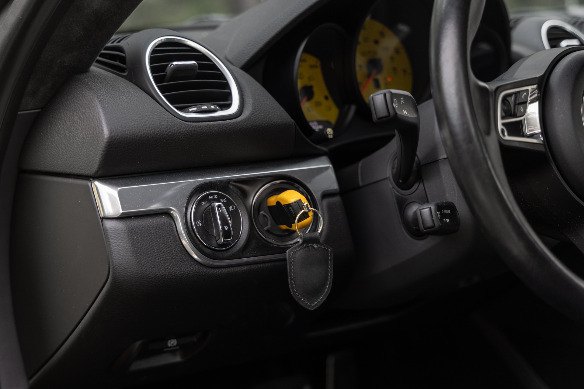 Clé de contact avec porte-clés en cuir – PORSCHE – 718 CAYMAN – 2018 – Jaune Racing – 51 900 km – 365 ch – Flat 4 turbo – Transmission : Automatique – Origine Allemagne – Privaty Cars – Achat et vente de voitures de sport d’occasion proche de Nantes