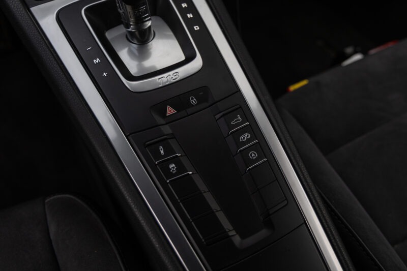 Console centrale avec commandes intégrées – PORSCHE – 718 CAYMAN – 2018 – Jaune Racing – 51 900 km – 365 ch – Flat 4 turbo – Transmission : Automatique – Origine Allemagne – Privaty Cars – Achat et vente de voitures de sport d’occasion proche de Bordeaux