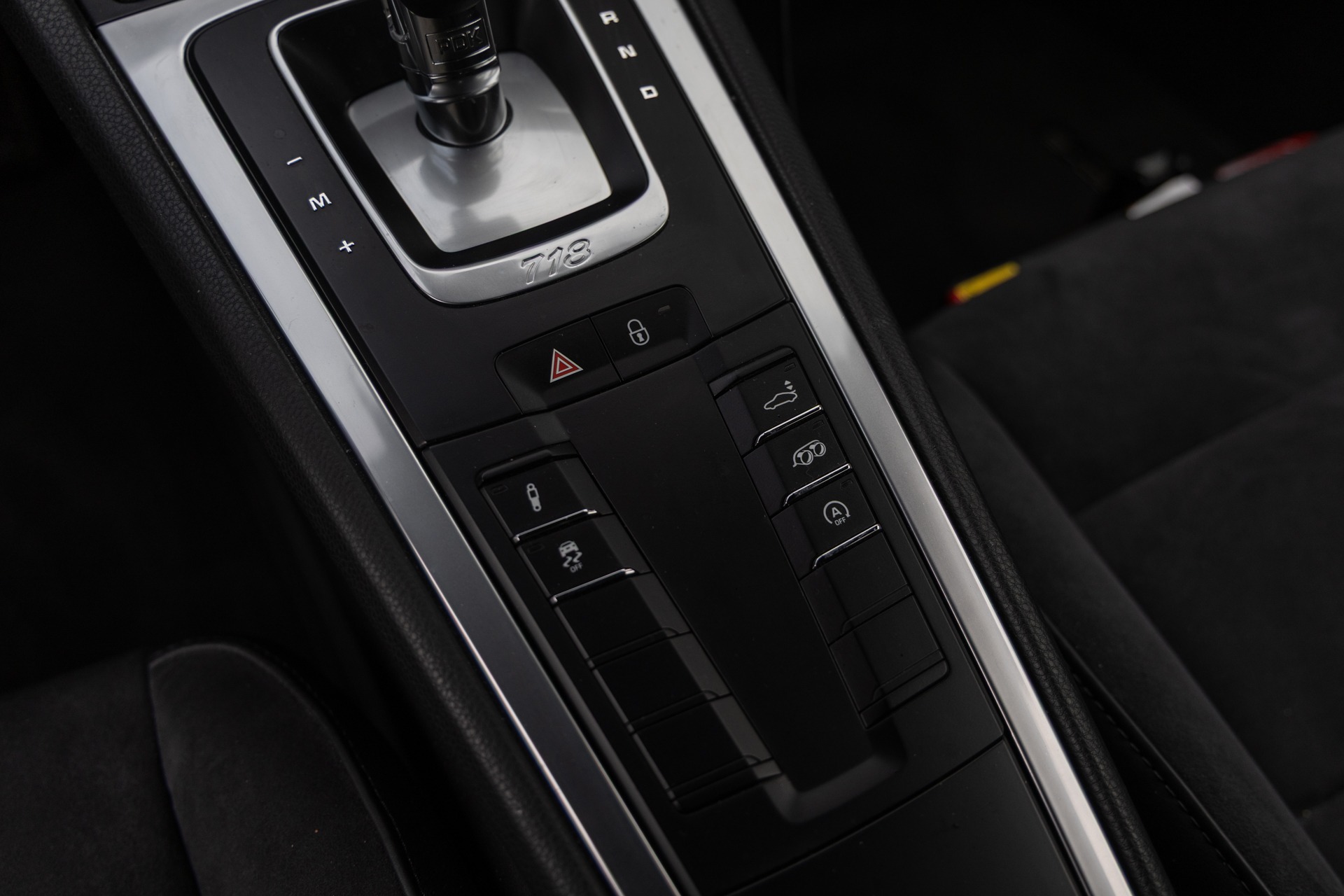 Console centrale avec commandes intégrées – PORSCHE – 718 CAYMAN – 2018 – Jaune Racing – 51 900 km – 365 ch – Flat 4 turbo – Transmission : Automatique – Origine Allemagne – Privaty Cars – Achat et vente de voitures de sport d’occasion proche de Bordeaux