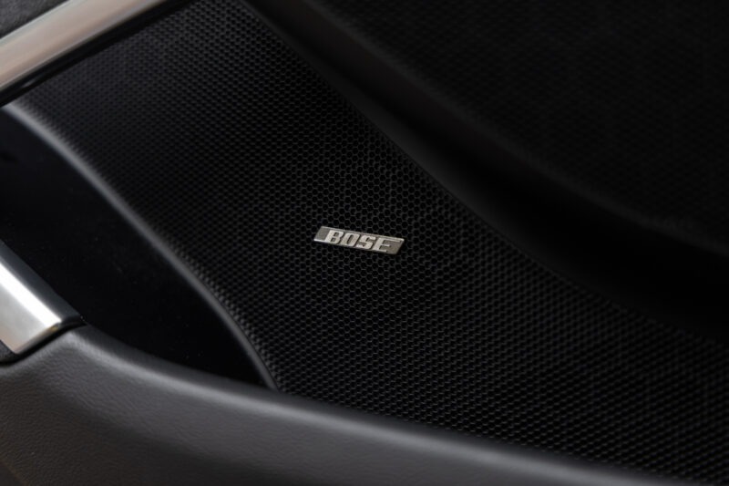 Grille de haut-parleur avec logo – PORSCHE – 718 CAYMAN – 2018 – Jaune Racing – 51 900 km – 365 ch – Flat 4 turbo – Transmission : Automatique – Origine Allemagne – Privaty Cars – Spécialiste des sportives d’occasion proche de Bordeaux