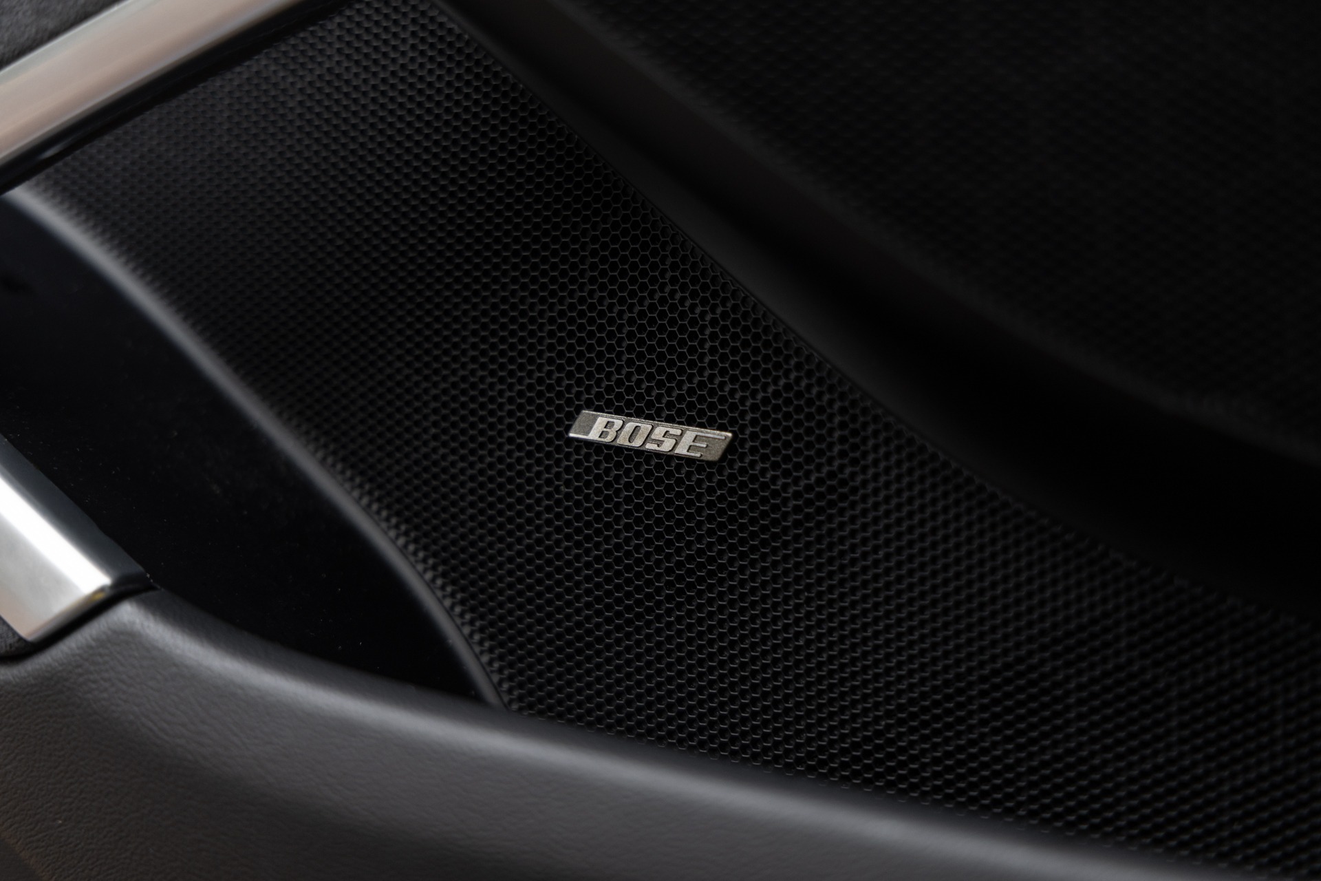 Grille de haut-parleur avec logo – PORSCHE – 718 CAYMAN – 2018 – Jaune Racing – 51 900 km – 365 ch – Flat 4 turbo – Transmission : Automatique – Origine Allemagne – Privaty Cars – Spécialiste des sportives d’occasion proche de Bordeaux