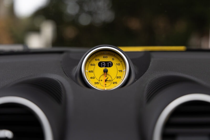 Compteur de vitesse avec cadran jaune – PORSCHE – 718 CAYMAN – 2018 – Jaune Racing – 51 900 km – 365 ch – Flat 4 turbo – Transmission : Automatique – Origine Allemagne – Privaty Cars – Sélection de véhicules PORSCHE disponibles près de Niort