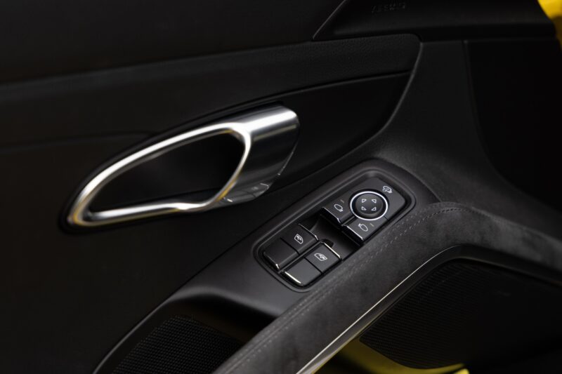 Commandes de vitres et rétroviseurs – PORSCHE – 718 CAYMAN – 2018 – Jaune Racing – 51 900 km – 365 ch – Flat 4 turbo – Transmission : Automatique – Origine Allemagne – Privaty Cars – Vente de voitures de prestige d’occasion en Charente-Maritime