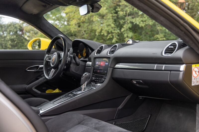 Tableau de bord – PORSCHE – 718 CAYMAN – 2018 – Jaune Racing – 51 900 km – 365 ch – Flat 4 turbo – Transmission : Automatique – Origine Allemagne – Privaty Cars – Spécialiste des sportives d’occasion proche de Bordeaux