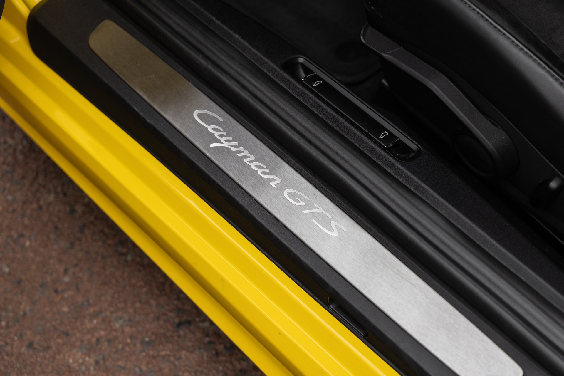 Seuil de porte en aluminium brossé – PORSCHE – 718 CAYMAN – 2018 – Jaune Racing – 51 900 km – 365 ch – Flat 4 turbo – Transmission : Automatique – Origine Allemagne – Privaty Cars – Vente de voitures de sport d’occasion près de Niort