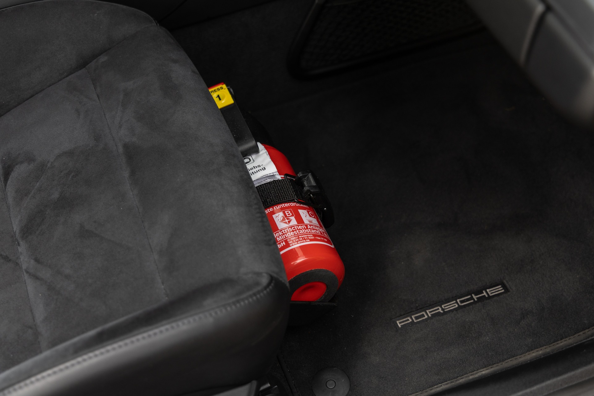 Extincteur de sécurité sous le siège – PORSCHE – 718 CAYMAN – 2018 – Jaune Racing – 51 900 km – 365 ch – Flat 4 turbo – Transmission : Automatique – Origine Allemagne – Privaty Cars – Service de courtage et recherche automobile premium en Nouvelle-Aquitaine