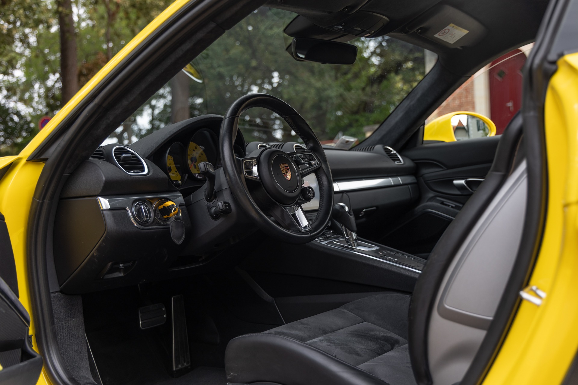Tableau de bord – PORSCHE – 718 CAYMAN – 2018 – Jaune Racing – 51 900 km – 365 ch – Flat 4 turbo – Transmission : Automatique – Origine Allemagne – Privaty Cars – Recherche de supercars hors marché dans l’Ouest de la France