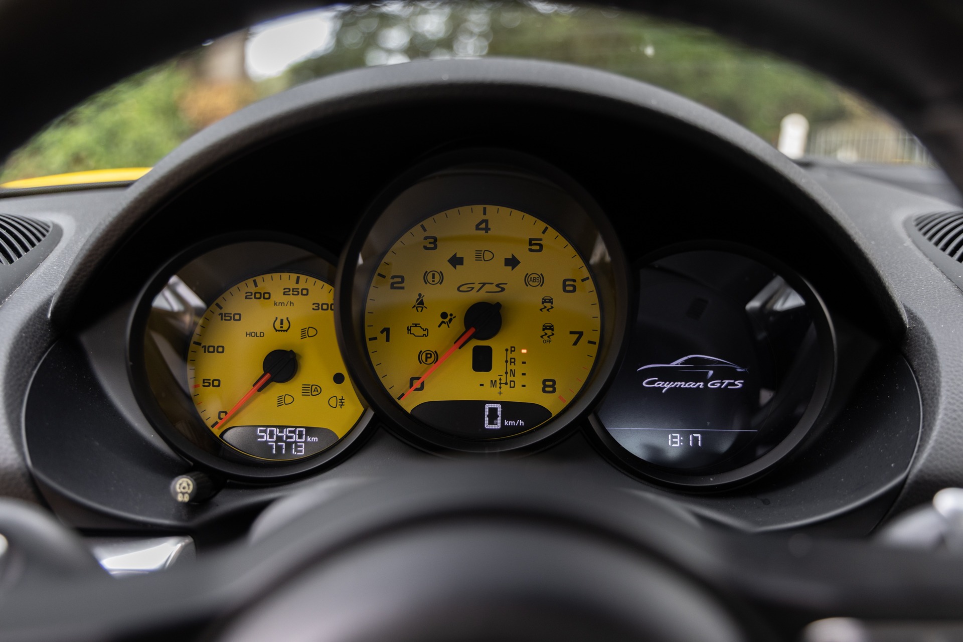 Tableau de bord avec compteurs ronds – PORSCHE – 718 CAYMAN – 2018 – Jaune Racing – 51 900 km – 365 ch – Flat 4 turbo – Transmission : Automatique – Origine Allemagne – Privaty Cars – Chasseur de voitures de sport sur mesure à La Rochelle