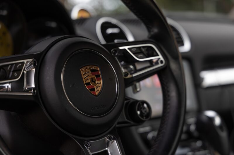 Volant – PORSCHE – 718 CAYMAN – 2018 – Jaune Racing – 51 900 km – 365 ch – Flat 4 turbo – Transmission : Automatique – Origine Allemagne – Privaty Cars – Recherche de supercars hors marché en Charente-Maritime