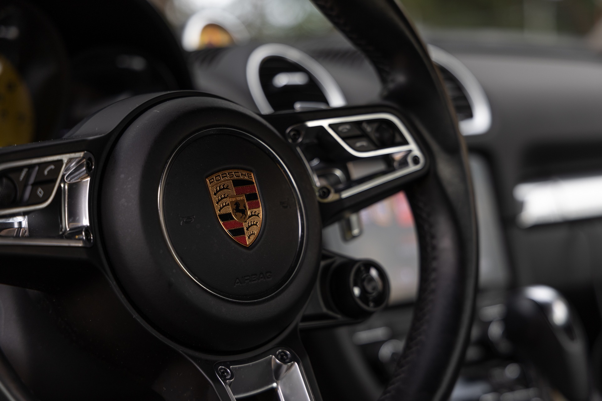 Volant – PORSCHE – 718 CAYMAN – 2018 – Jaune Racing – 51 900 km – 365 ch – Flat 4 turbo – Transmission : Automatique – Origine Allemagne – Privaty Cars – Recherche de supercars hors marché en Charente-Maritime