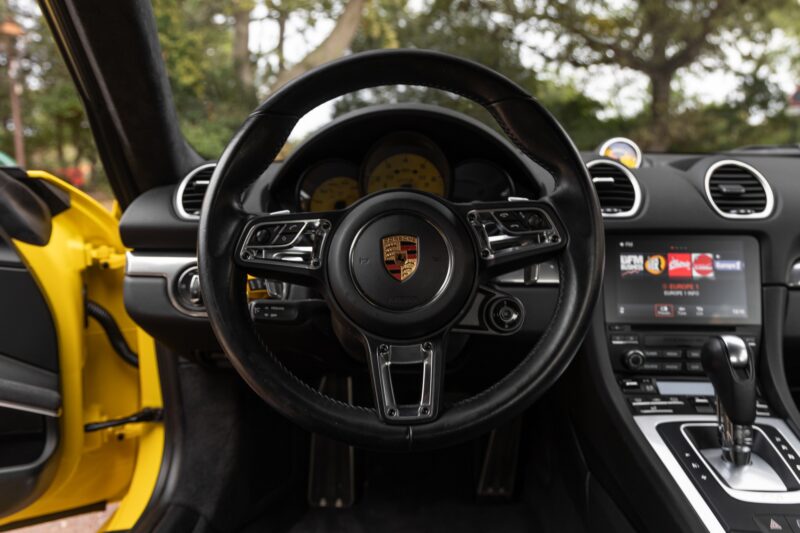 Volant – PORSCHE – 718 CAYMAN – 2018 – Jaune Racing – 51 900 km – 365 ch – Flat 4 turbo – Transmission : Automatique – Origine Allemagne – Privaty Cars – Rachat express de supercars et hypercars en Nouvelle-Aquitaine