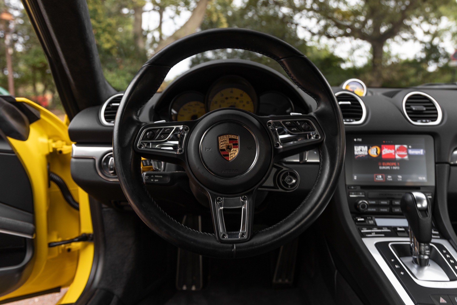 Volant – PORSCHE – 718 CAYMAN – 2018 – Jaune Racing – 51 900 km – 365 ch – Flat 4 turbo – Transmission : Automatique – Origine Allemagne – Privaty Cars – Rachat express de supercars et hypercars en Nouvelle-Aquitaine