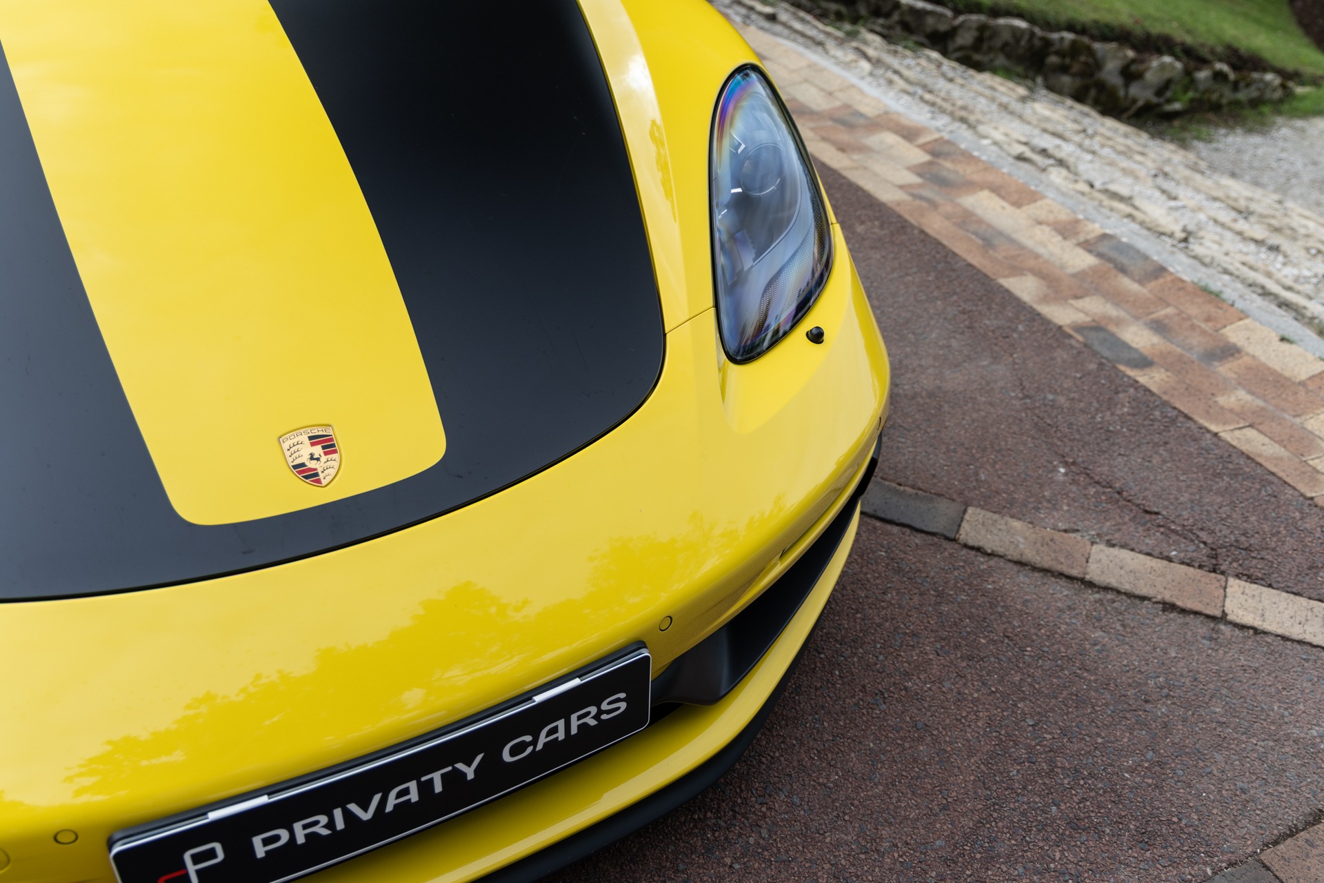 À vendre – PORSCHE – 718 CAYMAN – 2018 – Jaune Racing – 51 900 km – 365 ch – Flat 4 turbo – Transmission : Automatique – Vue principale – Origine Allemagne – Privaty Cars – Expert des sportives d’occasion haut de gamme en Nouvelle-Aquitaine