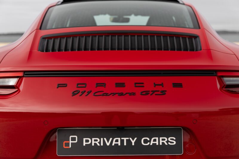 Vue arrière avec inscription GTS – PORSCHE – 911 991.2 GTS – 2017 – Rouge Carmin – 100 900 km – 450 ch – Flat 6 bi-turbo – Transmission : Sequentielle – Origine France – Privaty Cars – Rachat express de supercars et hypercars à 2 heures de Paris en TGV