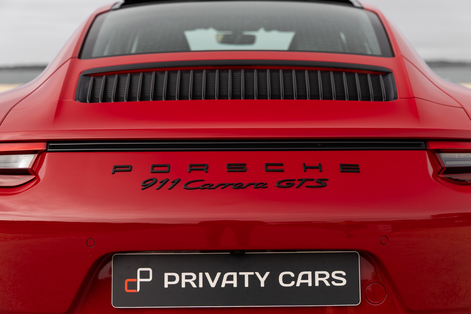 Vue arrière avec inscription GTS – PORSCHE – 911 991.2 GTS – 2017 – Rouge Carmin – 100 900 km – 450 ch – Flat 6 bi-turbo – Transmission : Sequentielle – Origine France – Privaty Cars – Rachat express de supercars et hypercars à 2 heures de Paris en TGV