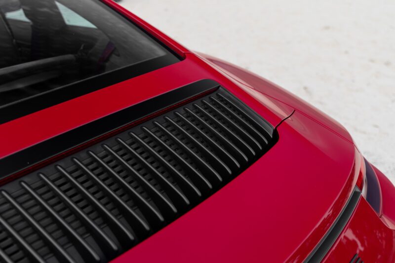 Aileron arrière avec grilles de ventilation – PORSCHE – 911 991.2 GTS – 2017 – Rouge Carmin – 100 900 km – 450 ch – Flat 6 bi-turbo – Transmission : Sequentielle – Origine France – Privaty Cars – Rachat express de supercars et hypercars en Charente-Maritime