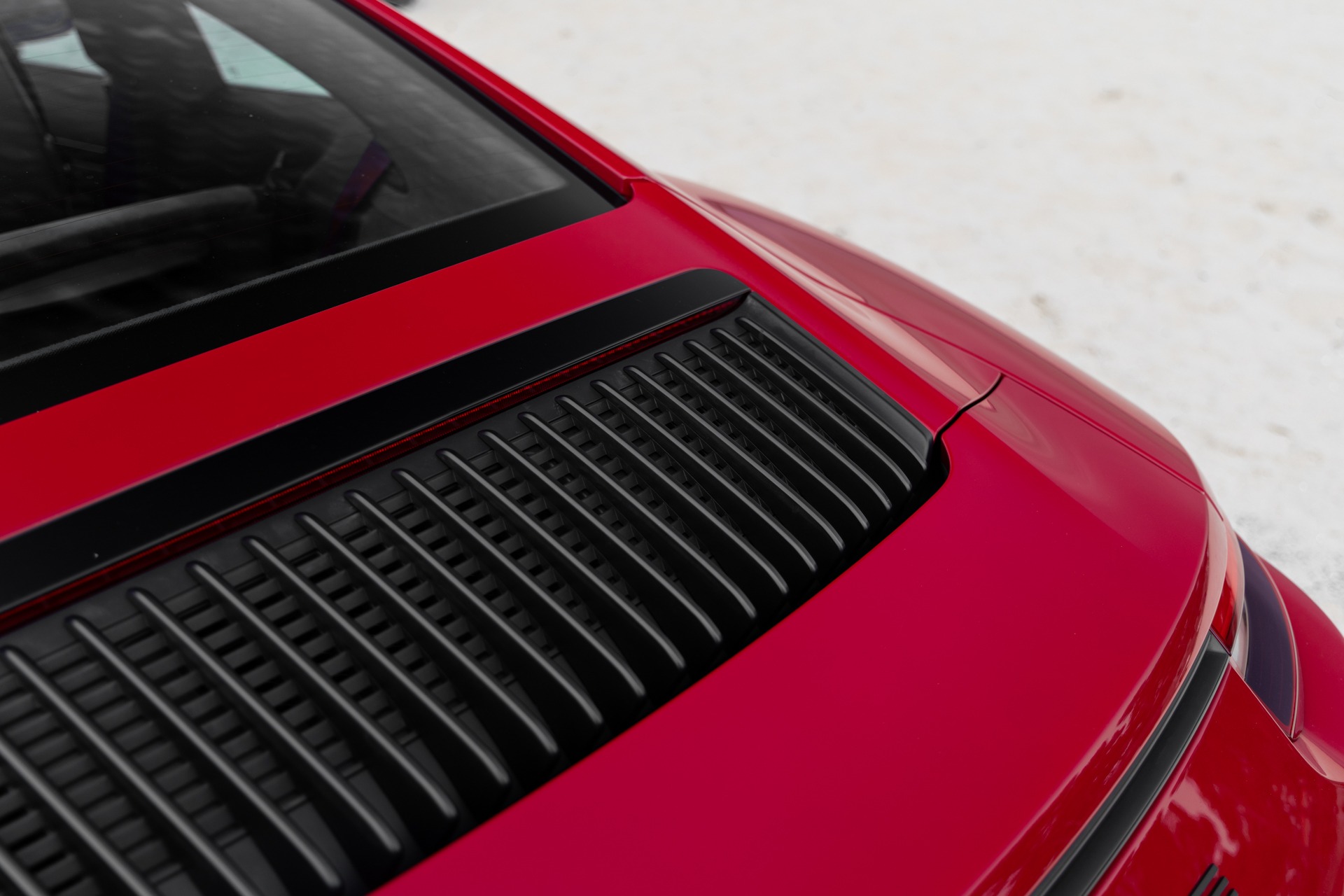 Aileron arrière avec grilles de ventilation – PORSCHE – 911 991.2 GTS – 2017 – Rouge Carmin – 100 900 km – 450 ch – Flat 6 bi-turbo – Transmission : Sequentielle – Origine France – Privaty Cars – Rachat express de supercars et hypercars en Charente-Maritime