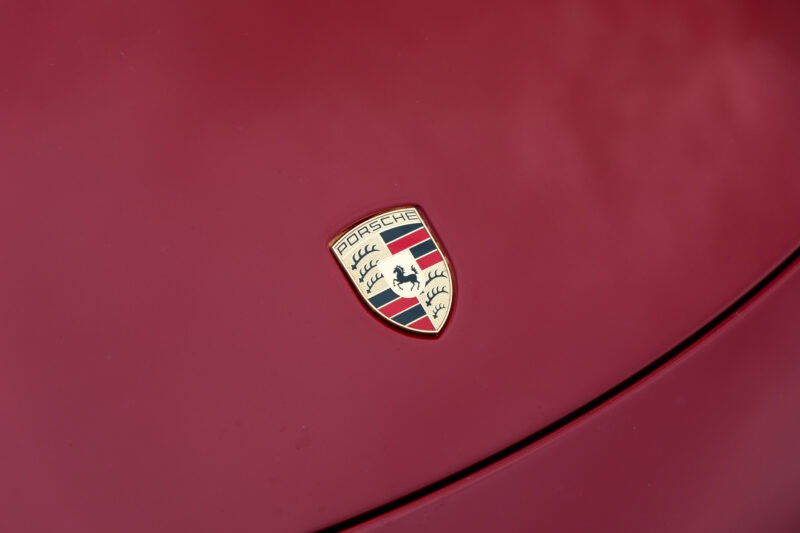 Écusson emblématique sur la carrosserie – PORSCHE – 911 991.2 GTS – 2017 – Rouge Carmin – 100 900 km – 450 ch – Flat 6 bi-turbo – Transmission : Sequentielle – Origine France – Privaty Cars – Spécialiste des supercars d’occasion entre Bordeaux et Nantes