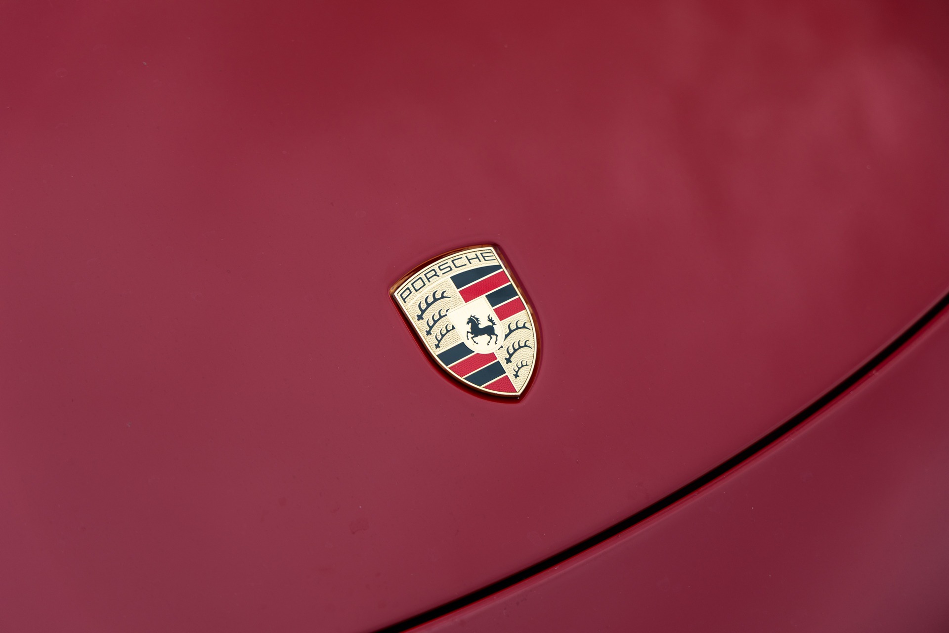 Écusson emblématique sur la carrosserie – PORSCHE – 911 991.2 GTS – 2017 – Rouge Carmin – 100 900 km – 450 ch – Flat 6 bi-turbo – Transmission : Sequentielle – Origine France – Privaty Cars – Spécialiste des supercars d’occasion entre Bordeaux et Nantes