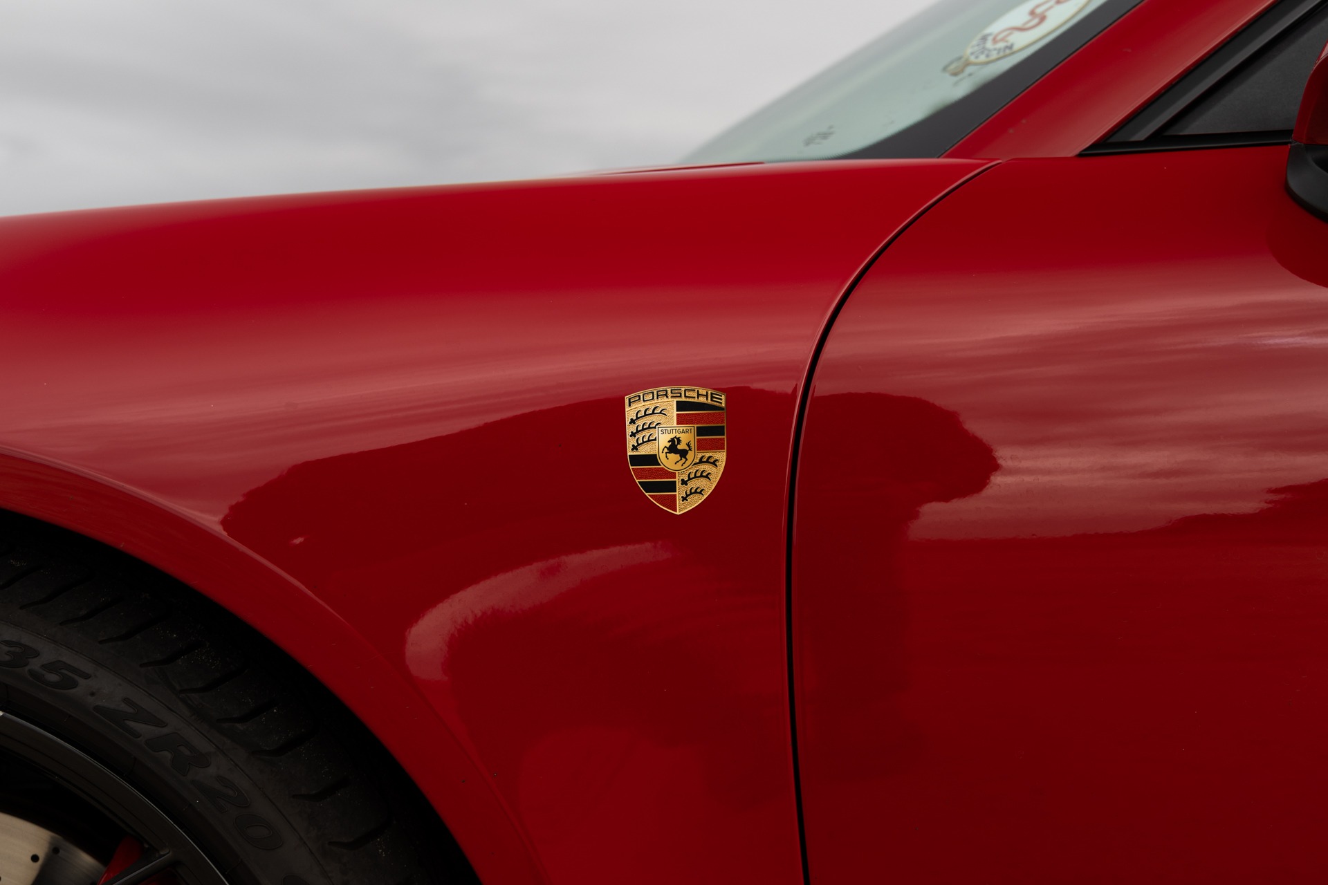 Écusson sur la carrosserie – PORSCHE – 911 991.2 GTS – 2017 – Rouge Carmin – 100 900 km – 450 ch – Flat 6 bi-turbo – Transmission : Sequentielle – Origine France – Privaty Cars – Véhicules de sport et de luxe d’occasion proche de Nantes