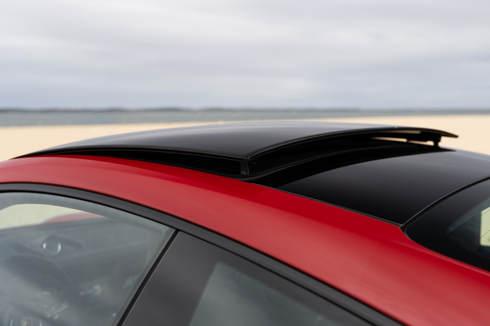 Toit ouvrant en verre noir – PORSCHE – 911 991.2 GTS – 2017 – Rouge Carmin – 100 900 km – 450 ch – Flat 6 bi-turbo – Transmission : Sequentielle – Origine France – Privaty Cars – Rachat immédiat de véhicules de prestige entre Bordeaux et Nantes