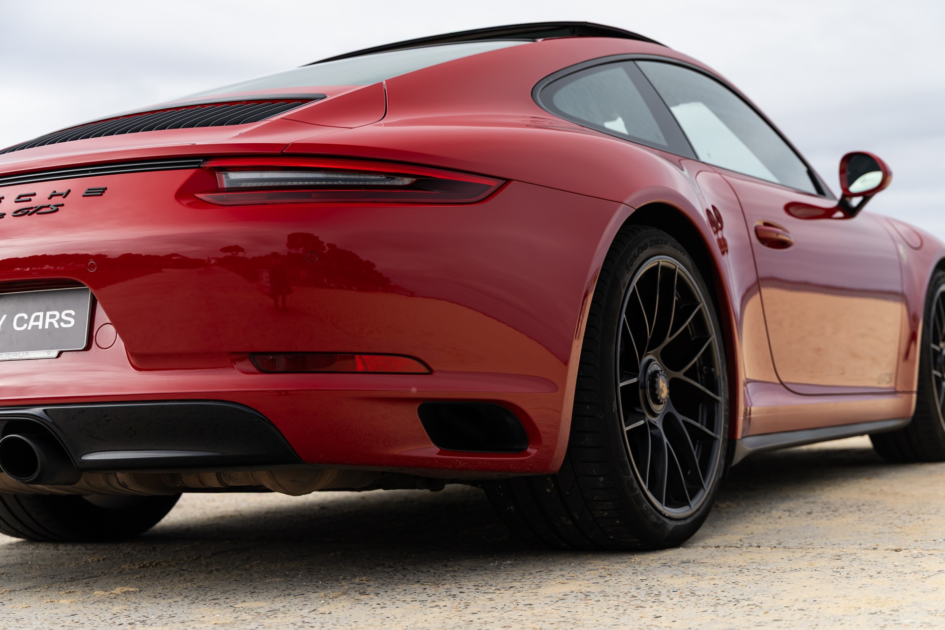 Vue arrière avec diffuseur et échappement – PORSCHE – 911 991.2 GTS – 2017 – Rouge Carmin – 100 900 km – 450 ch – Flat 6 bi-turbo – Transmission : Sequentielle – Origine France – Privaty Cars – Véhicules de sport et de luxe d’occasion en Nouvelle-Aquitaine