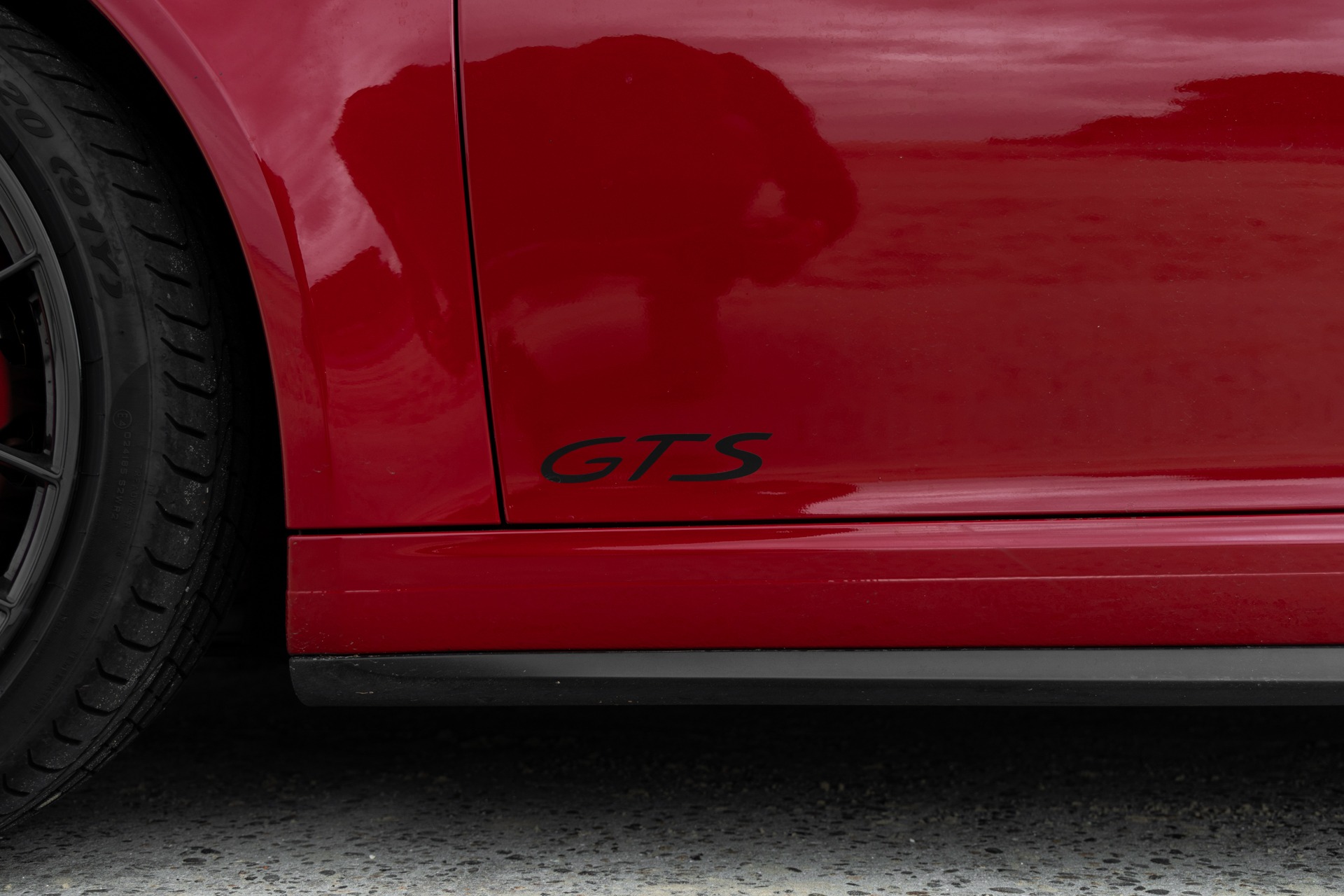 Garde-boue avec inscription GTS – PORSCHE – 911 991.2 GTS – 2017 – Rouge Carmin – 100 900 km – 450 ch – Flat 6 bi-turbo – Transmission : Sequentielle – Origine France – Privaty Cars – Vente de voitures de prestige d’occasion près de Niort