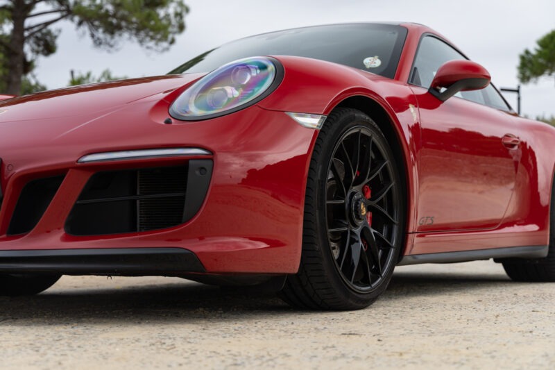 Jante alliage noir avec rayons fins – PORSCHE – 911 991.2 GTS – 2017 – Rouge Carmin – 100 900 km – 450 ch – Flat 6 bi-turbo – Transmission : Sequentielle – Origine France – Privaty Cars – Spécialiste des supercars d’occasion près de Niort