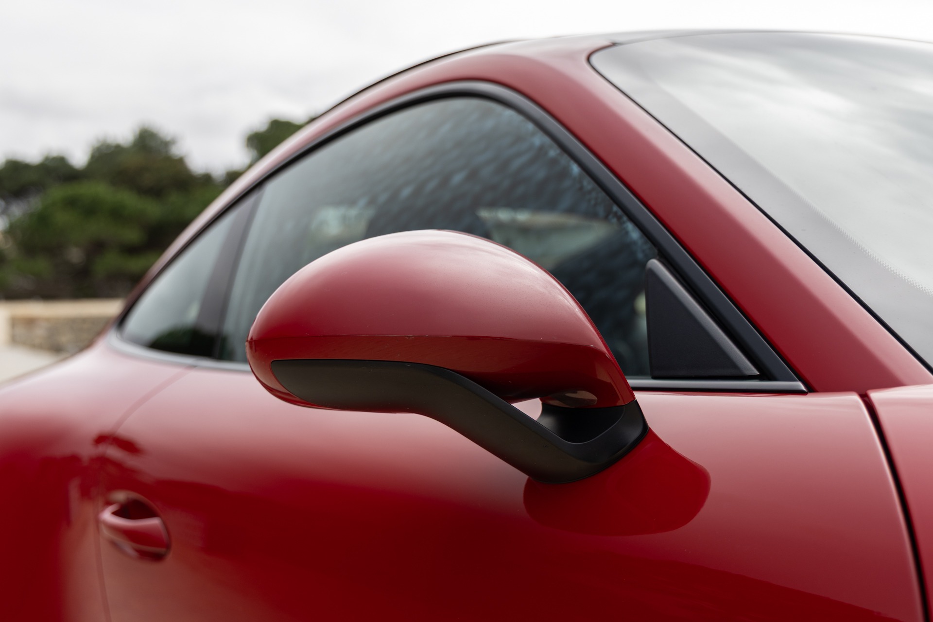 Rétroviseur extérieur sportif – PORSCHE – 911 991.2 GTS – 2017 – Rouge Carmin – 100 900 km – 450 ch – Flat 6 bi-turbo – Transmission : Sequentielle – Origine France – Privaty Cars – Spécialiste des supercars d’occasion en Nouvelle-Aquitaine