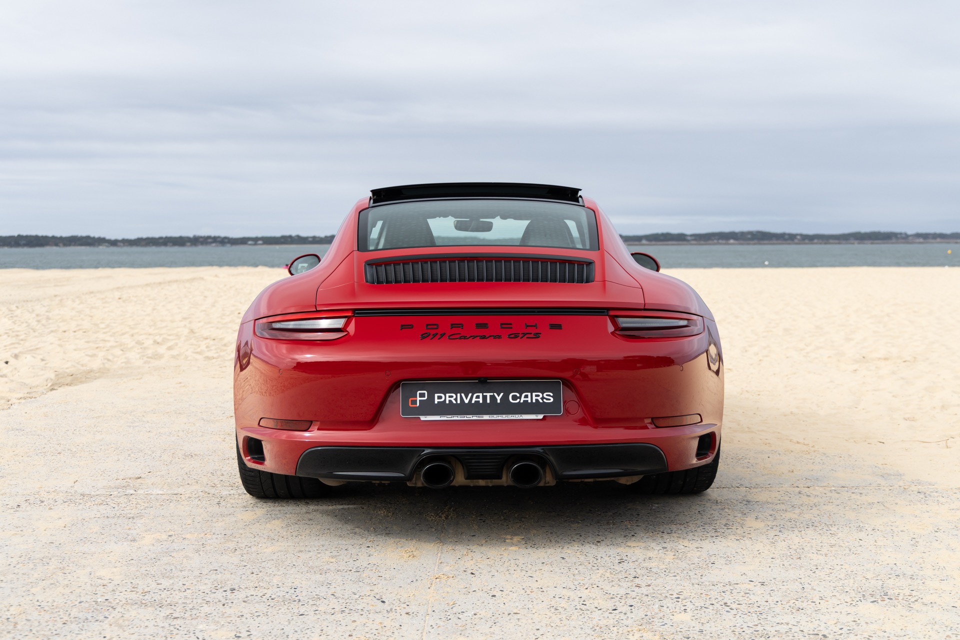 Vue arrière avec diffuseur et sorties d'échappement – PORSCHE – 911 991.2 GTS – 2017 – Rouge Carmin – 100 900 km – 450 ch – Flat 6 bi-turbo – Transmission : Sequentielle – Origine France – Privaty Cars – Mandat de vente pour automobiles de luxe près de Poitiers