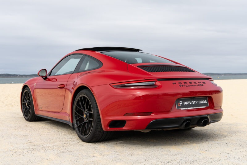 Vue arrière avec double sortie d'échappement – PORSCHE – 911 991.2 GTS – 2017 – Rouge Carmin – 100 900 km – 450 ch – Flat 6 bi-turbo – Transmission : Sequentielle – Origine France – Privaty Cars – Recherche personnalisée de modèles PORSCHE entre Bordeaux et Nantes
