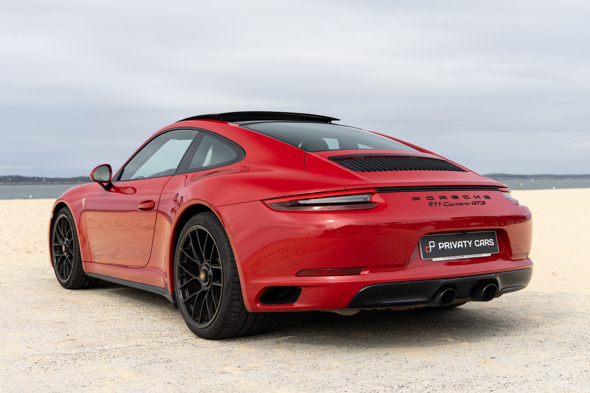 Vue arrière avec double sortie d'échappement – PORSCHE – 911 991.2 GTS – 2017 – Rouge Carmin – 100 900 km – 450 ch – Flat 6 bi-turbo – Transmission : Sequentielle – Origine France – Privaty Cars – Recherche personnalisée de modèles PORSCHE entre Bordeaux et Nantes