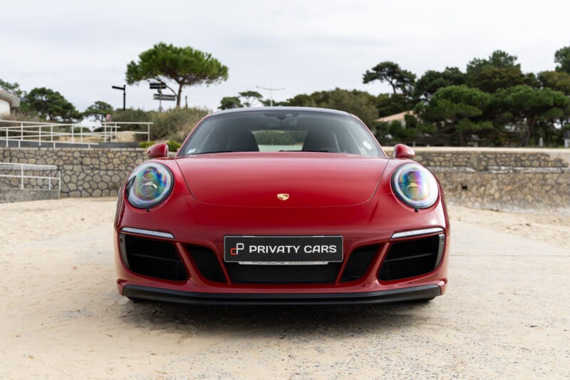 Vue avant avec phares ronds – PORSCHE – 911 991.2 GTS – 2017 – Rouge Carmin – 100 900 km – 450 ch – Flat 6 bi-turbo – Transmission : Sequentielle – Origine France – Privaty Cars – Rachat immédiat de véhicules de prestige proche de Bordeaux