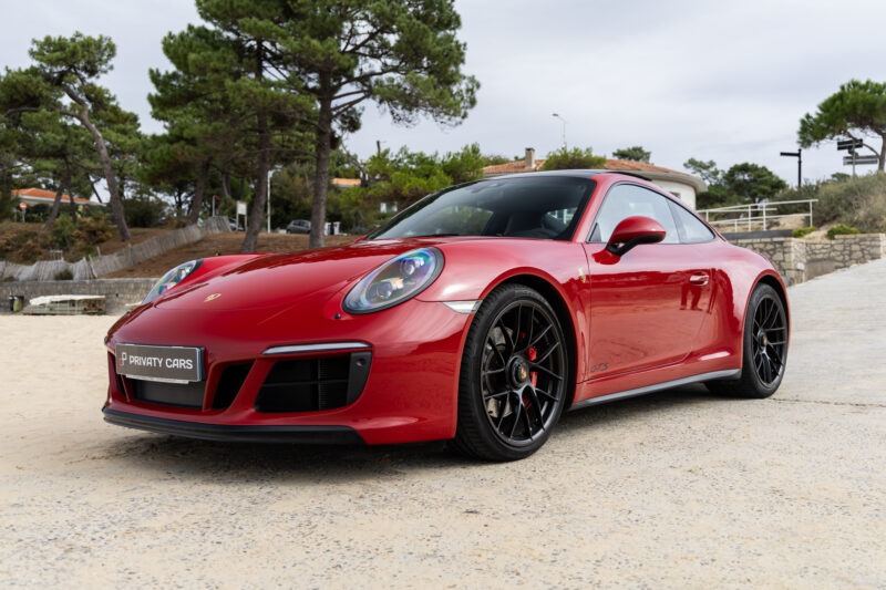 Vue avant avec jantes noires – PORSCHE – 911 991.2 GTS – 2017 – Rouge Carmin – 100 900 km – 450 ch – Flat 6 bi-turbo – Transmission : Sequentielle – Origine France – Privaty Cars – Spécialiste PORSCHE d’occasion en Nouvelle-Aquitaine