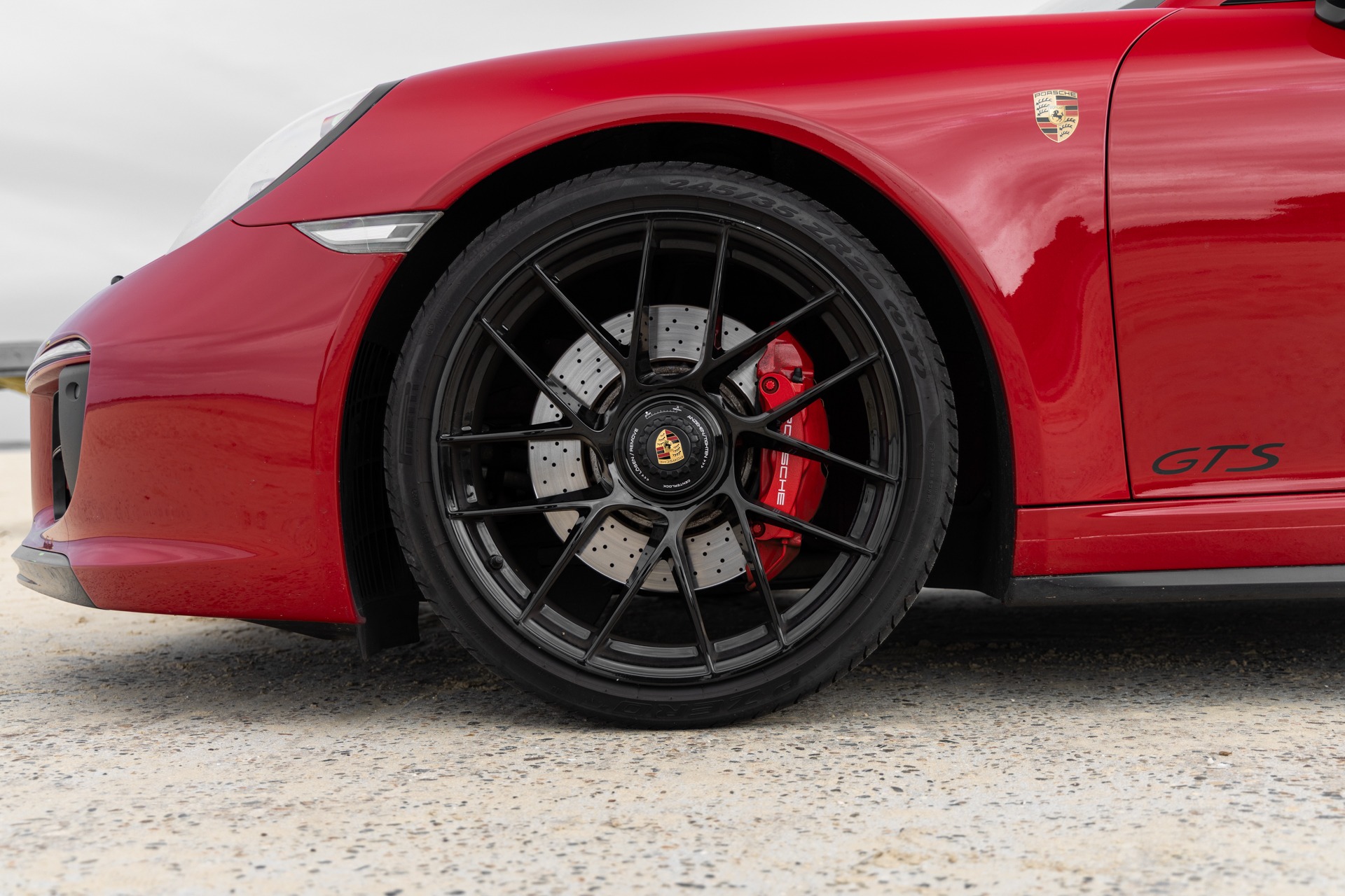 Jantes noires avec étriers rouges – PORSCHE – 911 991.2 GTS – 2017 – Rouge Carmin – 100 900 km – 450 ch – Flat 6 bi-turbo – Transmission : Sequentielle – Origine France – Privaty Cars – Dépôt-vente de voitures de sport et véhicules d’exception entre Bordeaux et Nantes