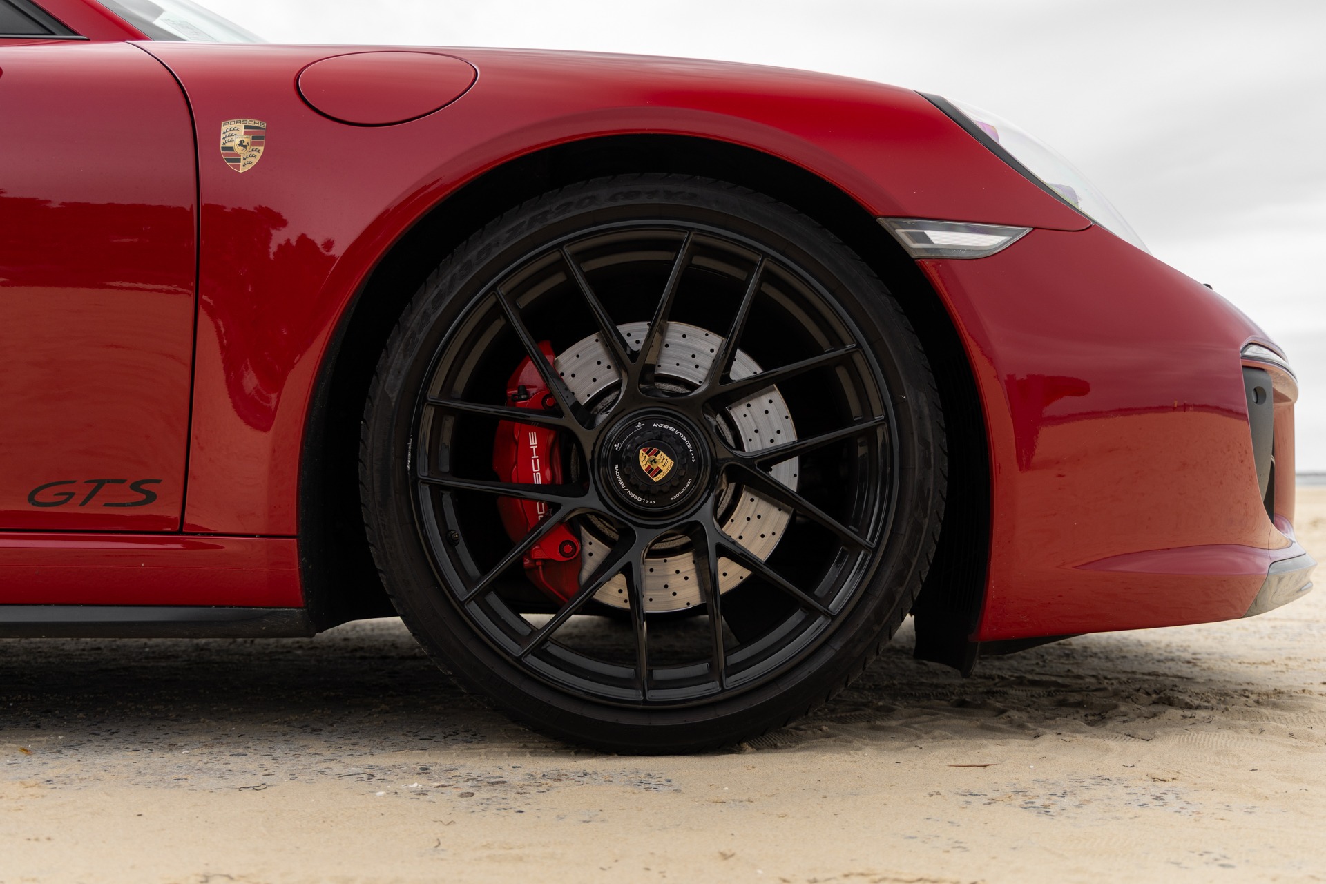 Jantes en alliage noir mat – PORSCHE – 911 991.2 GTS – 2017 – Rouge Carmin – 100 900 km – 450 ch – Flat 6 bi-turbo – Transmission : Sequentielle – Origine France – Privaty Cars – Mandat de vente pour automobiles de luxe en Nouvelle-Aquitaine