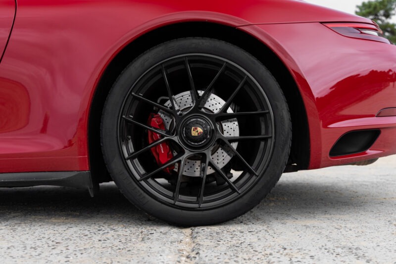 Jantes noires avec étriers rouges – PORSCHE – 911 991.2 GTS – 2017 – Rouge Carmin – 100 900 km – 450 ch – Flat 6 bi-turbo – Transmission : Sequentielle – Origine France – Privaty Cars – Dépôt-vente de véhicules PORSCHE proche de Nantes