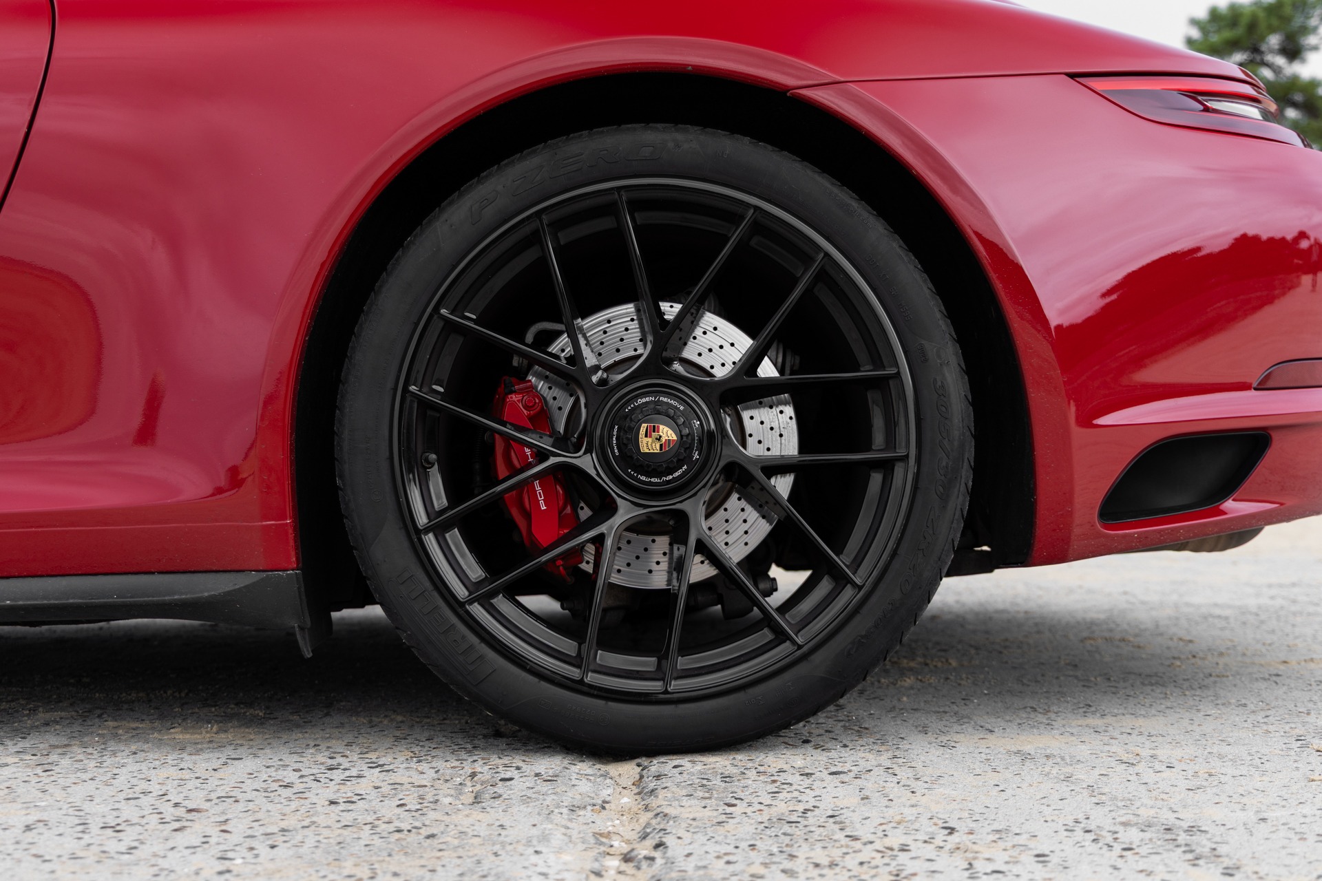 Jantes noires avec étriers rouges – PORSCHE – 911 991.2 GTS – 2017 – Rouge Carmin – 100 900 km – 450 ch – Flat 6 bi-turbo – Transmission : Sequentielle – Origine France – Privaty Cars – Dépôt-vente de véhicules PORSCHE proche de Nantes