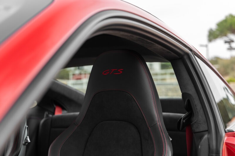 Sièges baquets avec surpiqûres rouges – PORSCHE – 911 991.2 GTS – 2017 – Rouge Carmin – 100 900 km – 450 ch – Flat 6 bi-turbo – Transmission : Sequentielle – Origine France – Privaty Cars – Vente de véhicules d’investissement et de collection entre Bordeaux et Nantes