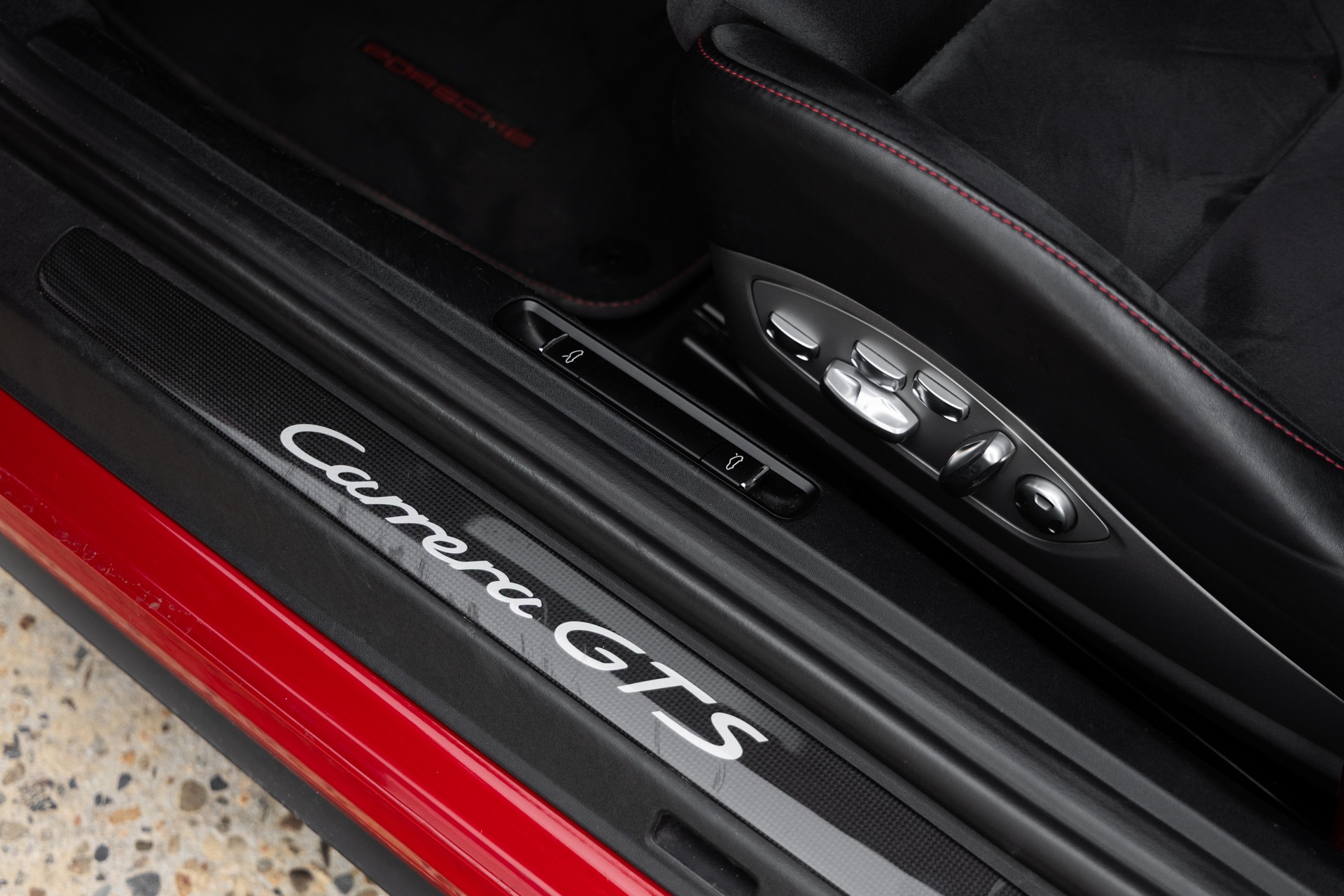 Seuil de porte avec inscription – PORSCHE – 911 991.2 GTS – 2017 – Rouge Carmin – 100 900 km – 450 ch – Flat 6 bi-turbo – Transmission : Sequentielle – Origine France – Privaty Cars – Recherche personnalisée de voitures de sport d’occasion dans l’Ouest de la France
