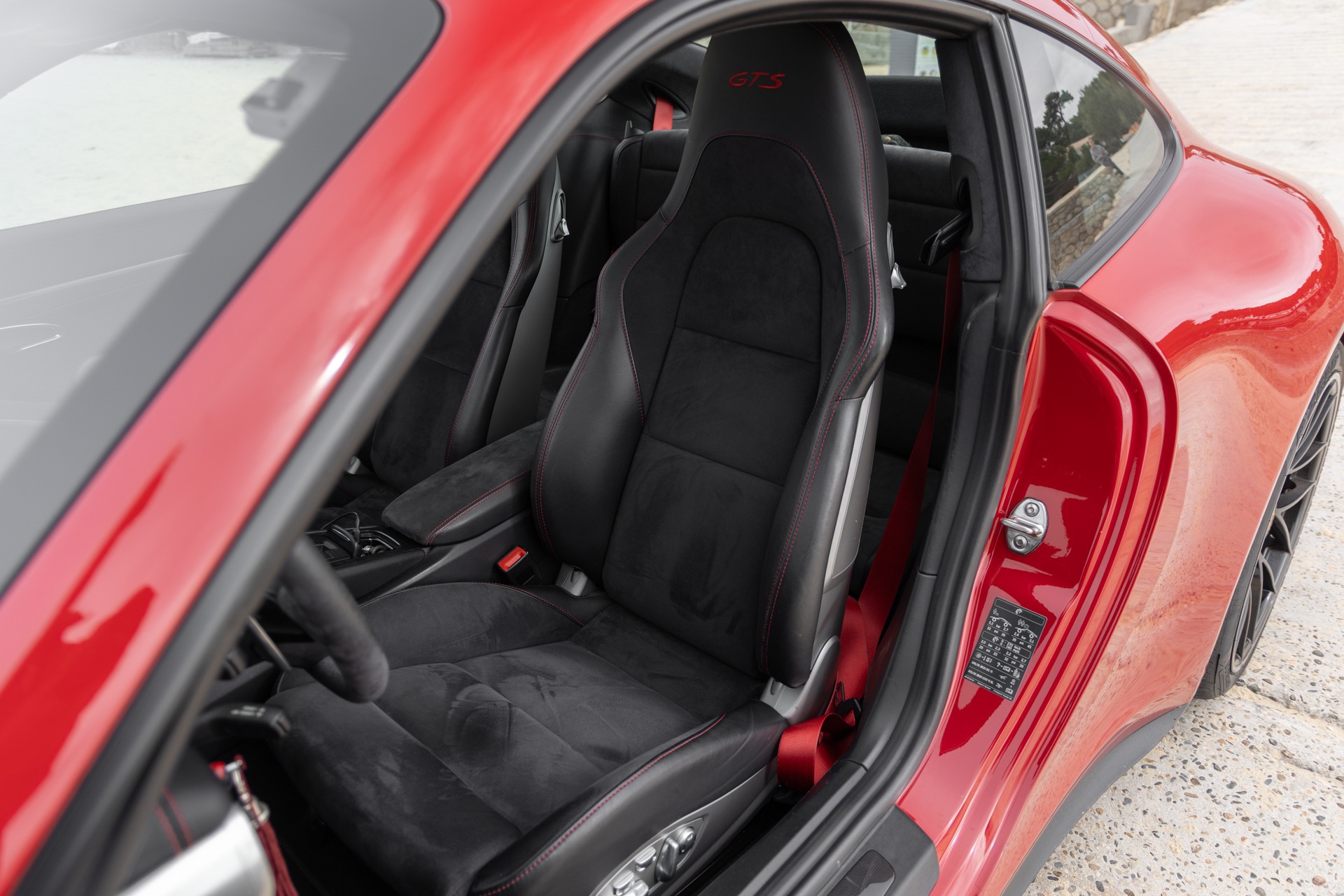 Sièges baquets en cuir – PORSCHE – 911 991.2 GTS – 2017 – Rouge Carmin – 100 900 km – 450 ch – Flat 6 bi-turbo – Transmission : Sequentielle – Origine France – Privaty Cars – Showroom de voitures de sport haut de gamme à La Rochelle