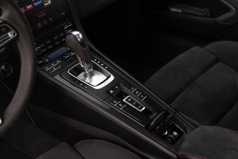 Console centrale avec levier de vitesses – PORSCHE – 911 991.2 GTS – 2017 – Rouge Carmin – 100 900 km – 450 ch – Flat 6 bi-turbo – Transmission : Sequentielle – Origine France – Privaty Cars – Chasseur de voitures de sport sur mesure proche de Nantes