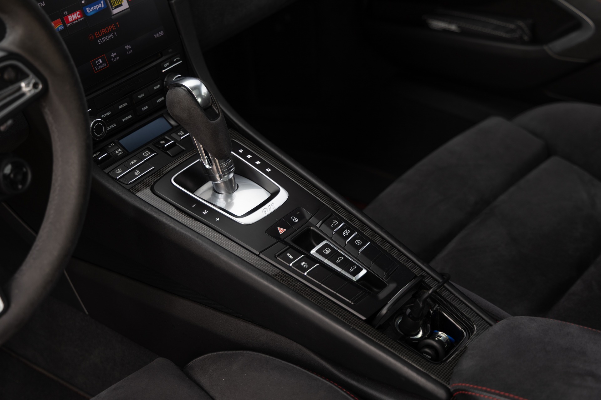 Console centrale avec levier de vitesses – PORSCHE – 911 991.2 GTS – 2017 – Rouge Carmin – 100 900 km – 450 ch – Flat 6 bi-turbo – Transmission : Sequentielle – Origine France – Privaty Cars – Chasseur de voitures de sport sur mesure proche de Nantes