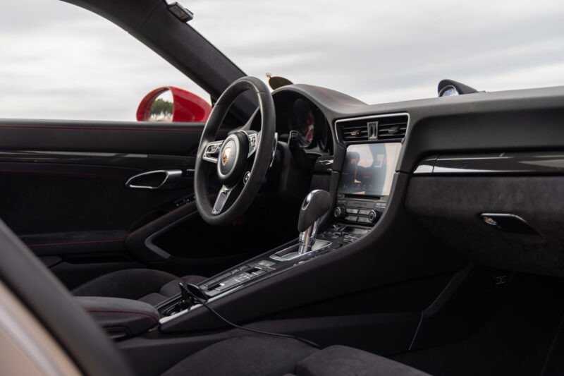 Tableau de bord – PORSCHE – 911 991.2 GTS – 2017 – Rouge Carmin – 100 900 km – 450 ch – Flat 6 bi-turbo – Transmission : Sequentielle – Origine France – Privaty Cars – Mandat de vente pour automobiles de luxe en Nouvelle-Aquitaine
