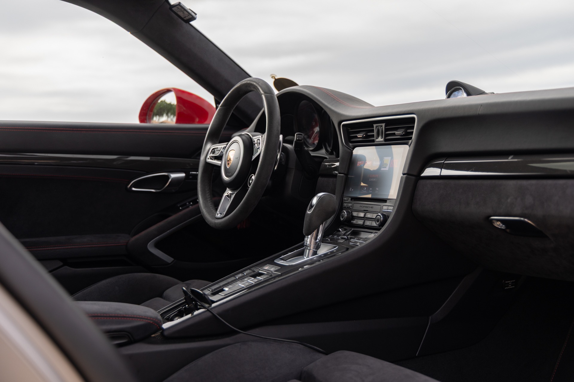 Tableau de bord – PORSCHE – 911 991.2 GTS – 2017 – Rouge Carmin – 100 900 km – 450 ch – Flat 6 bi-turbo – Transmission : Sequentielle – Origine France – Privaty Cars – Mandat de vente pour automobiles de luxe en Nouvelle-Aquitaine