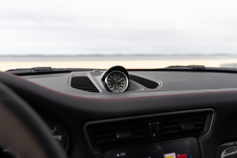 Compteur de vitesse central – PORSCHE – 911 991.2 GTS – 2017 – Rouge Carmin – 100 900 km – 450 ch – Flat 6 bi-turbo – Transmission : Sequentielle – Origine France – Privaty Cars – Chasseur de voitures de sport sur mesure en Nouvelle-Aquitaine