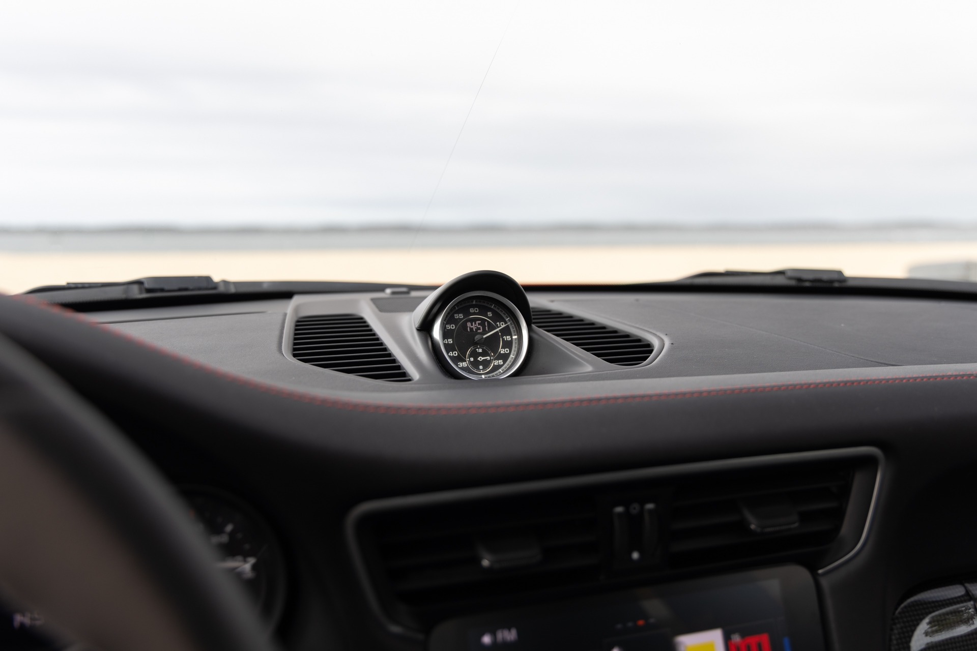 Compteur de vitesse central – PORSCHE – 911 991.2 GTS – 2017 – Rouge Carmin – 100 900 km – 450 ch – Flat 6 bi-turbo – Transmission : Sequentielle – Origine France – Privaty Cars – Chasseur de voitures de sport sur mesure en Nouvelle-Aquitaine